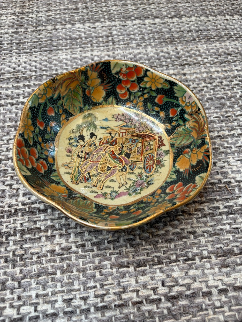 Exquisite Vintage Japanese Hand Painted Imari Bowl Scalloped Edge